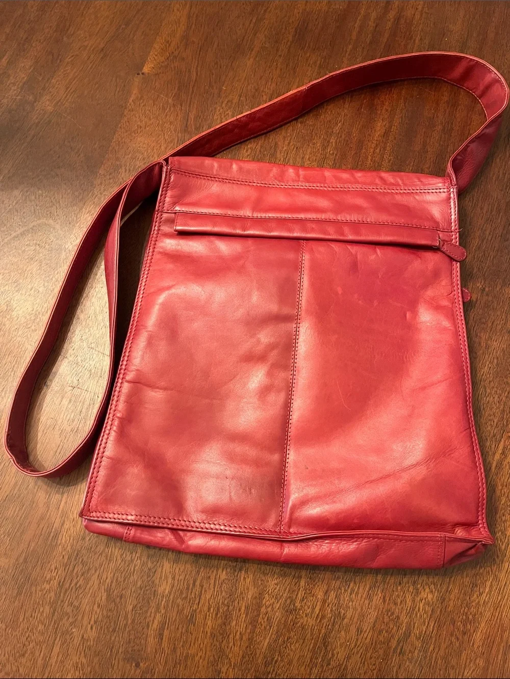Chaos Red Leather Crossbody Laptop Bag - Sleek Women's Shoulder Bag. great shape